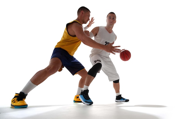 Jugadores de baloncesto en una gran arena profesional durante el juego