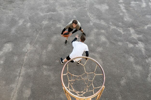 Jugadores de baloncesto urbano de alta vista