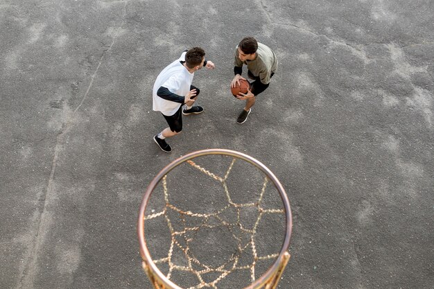 Jugadores de baloncesto urbano de alta vista