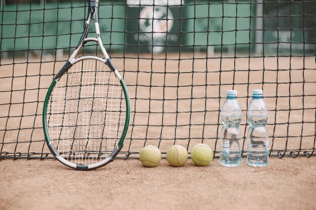 Los jugadores dejaron pelotas de tenis, raquetas y dos botellas de agua en la cancha de tenis