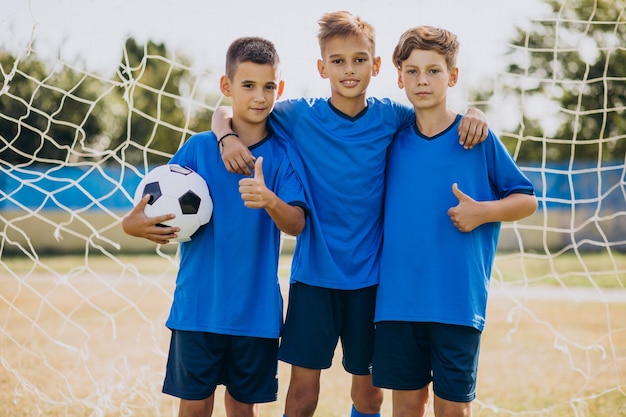 Jugadores del equipo de fútbol en el campo.