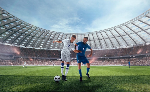 Jugadores de fútbol en acción en estadio profesional