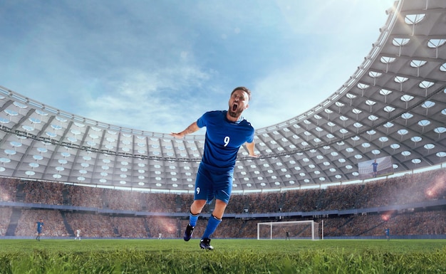 Foto gratuita jugadores de fútbol en acción en estadio profesional