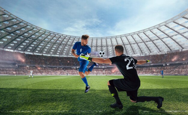 Jugadores de fútbol en acción en estadio profesional