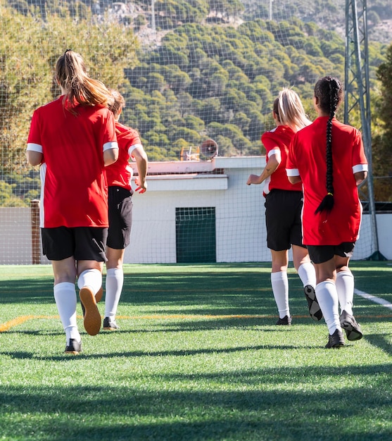 Jugadores de fútbol en campo full shot