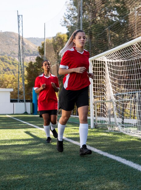 Jugadores de fútbol corriendo en el campo