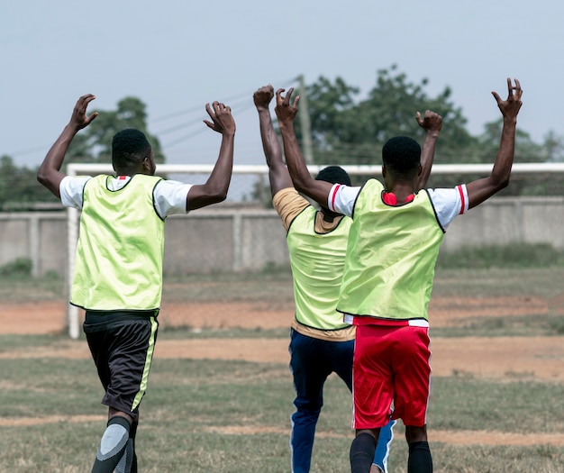 Foto gratuita jugadores de fútbol felices después del partido