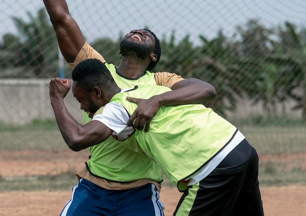 Jugadores de fútbol felices