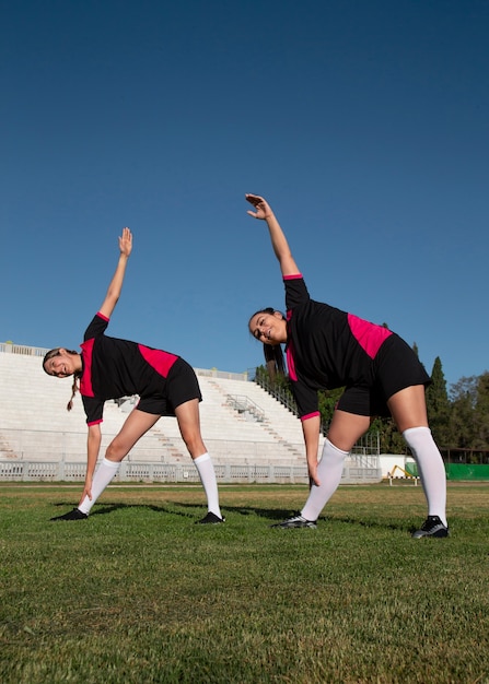 Jugadores de fútbol femenino de tiro completo en el campo