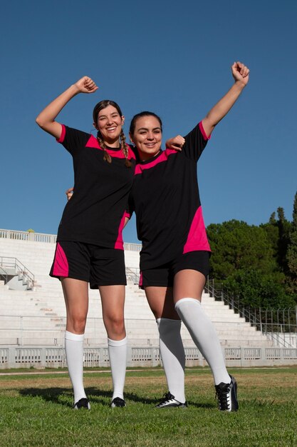 Jugadores de fútbol femenino de tiro completo en el campo