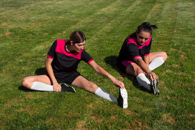 Jugadores de fútbol femenino de tiro completo en el campo