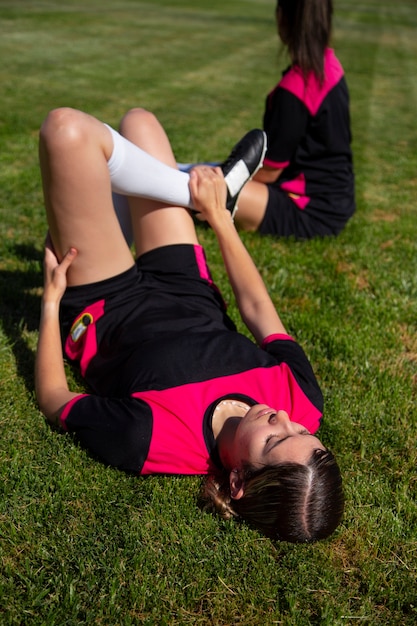 Foto gratuita jugadores de fútbol femenino de tiro completo en el campo