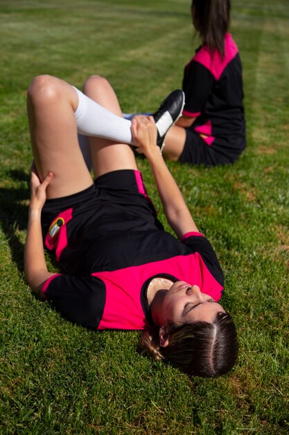 Jugadores de fútbol femenino de tiro completo en el campo