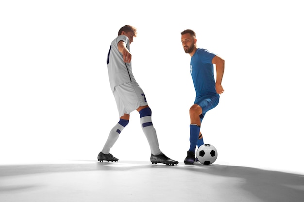 Jugadores de fútbol en fondo blanco.