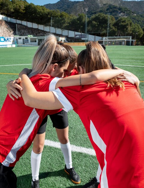 Jugadores de fútbol de tiro medio en el campo