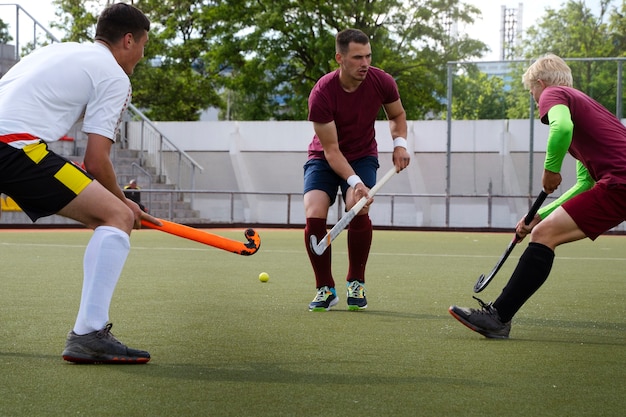 Foto gratuita jugadores de hockey durante un partido sobre el césped