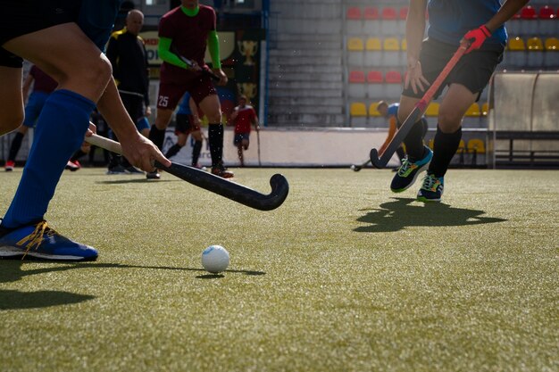 Jugadores de hockey durante un partido sobre el césped