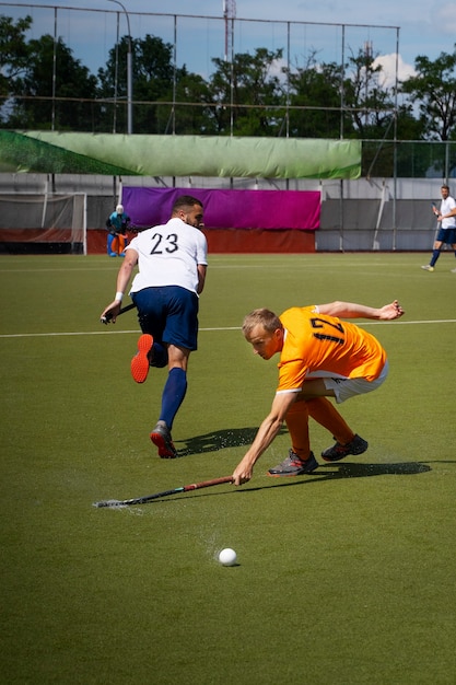 Jugadores de hockey sobre césped durante un partido de torneo