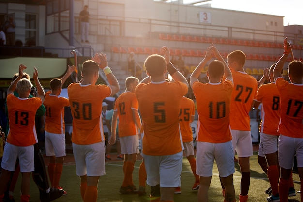 Foto gratuita jugadores de hockey sobre césped durante un partido de torneo