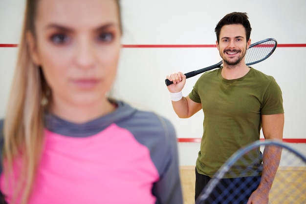 Jugadores de squash en la cancha