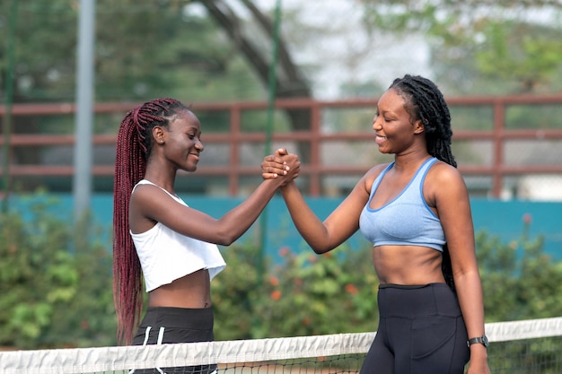 Los jugadores de tenis se estrechan la mano