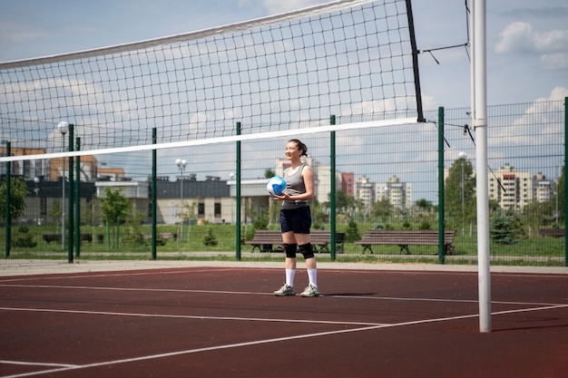 Jugadores de voleibol teniendo un partido