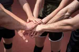 Foto gratuita jugadores de voleibol teniendo un partido