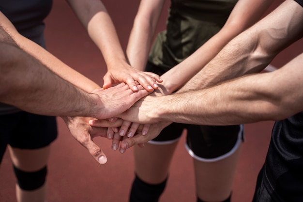 Jugadores de voleibol teniendo un partido