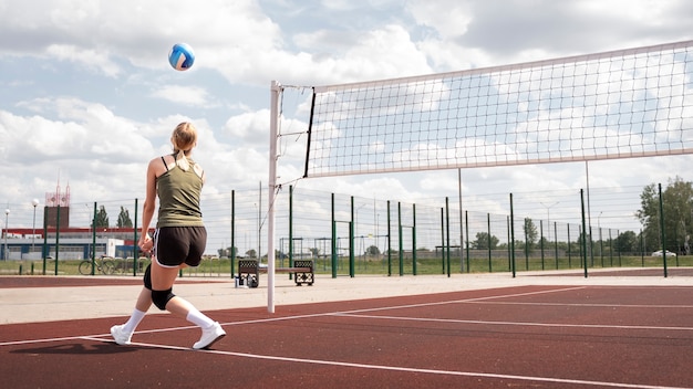 Jugadores de voleibol teniendo un partido