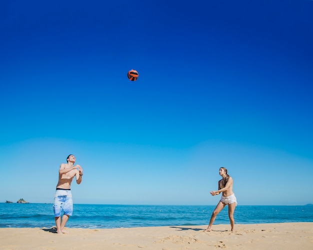 Jugando al voleibol de playa