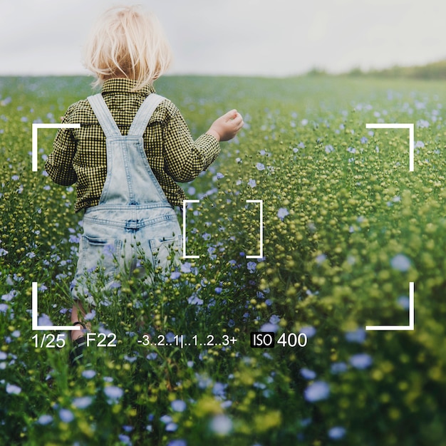 Jugando en un campo de flores.