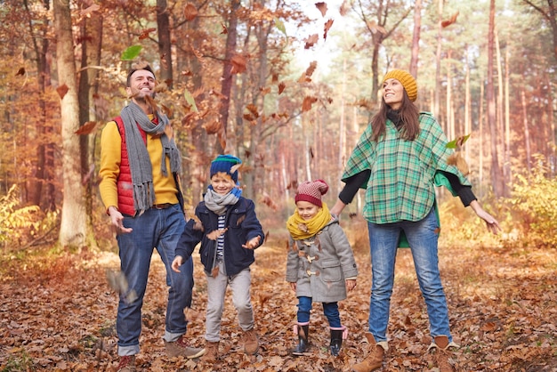 Jugando con la familia en el bosque.