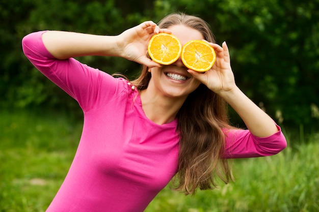 Foto gratuita jugando con las naranjas