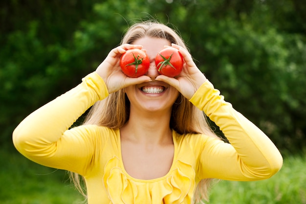 Foto gratuita jugando con tomates