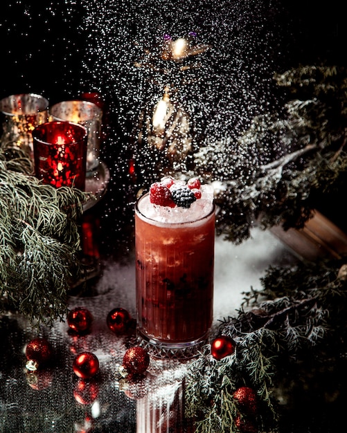 Foto gratuita jugo de bayas con hielo y bayas encima