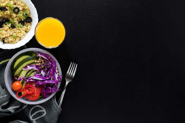 Jugo; Budín de chía y ensalada de verduras frescas sobre fondo negro