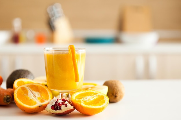 Jugo de desintoxicación junto a frutas y verduras en la cocina.