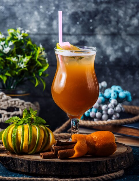 Jugo de durazno con canela sobre tabla de madera