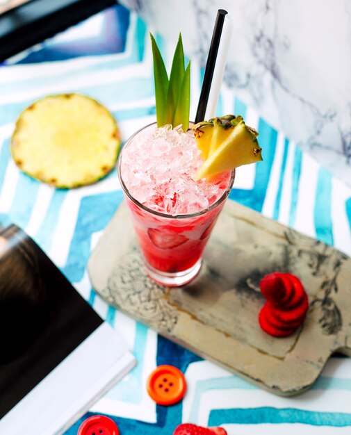 Jugo de fresa con hielo y piña