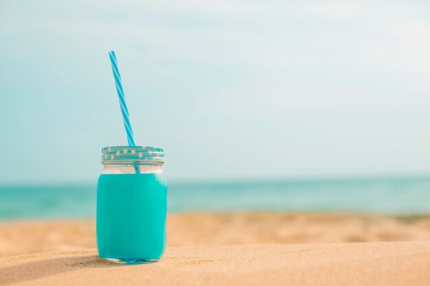 Jugo fresco de verano en la playa