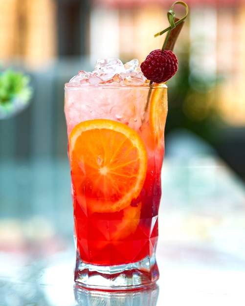 Jugo de fruta con hielo picado y rodajas de fruta