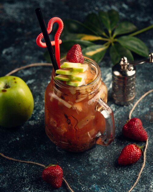 Foto gratuita jugo de fruta con kiwi y manzana en mason mug