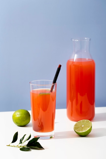 Jugo de fruta sabroso con lima