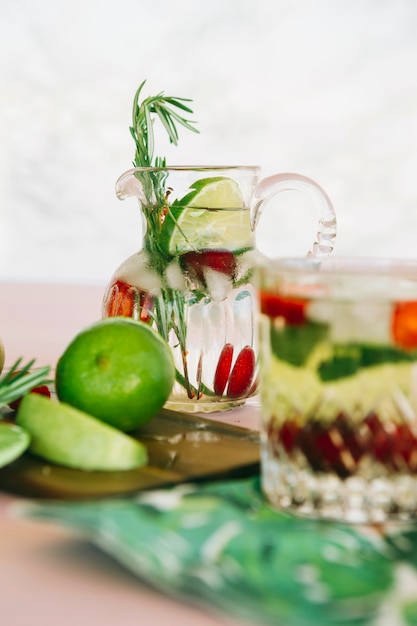 Jugo hecho en casa con frutas en la tabla de cortar de madera