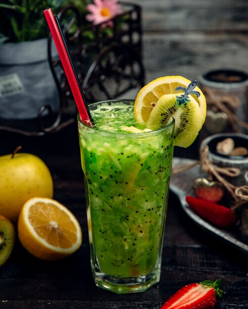 Jugo de kiwi fresco con hielo