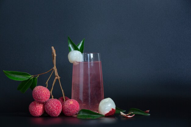 Jugo de lichi y fruta de lichi.