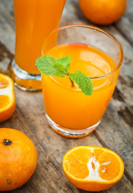 Jugo de mandarina en una tabla de madera