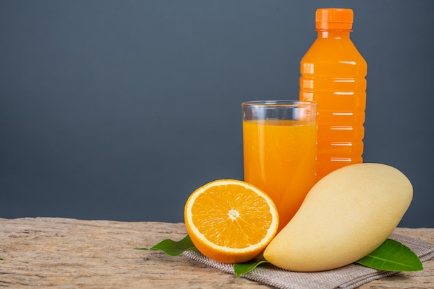 Jugo de mango en la mesa del piso de madera.