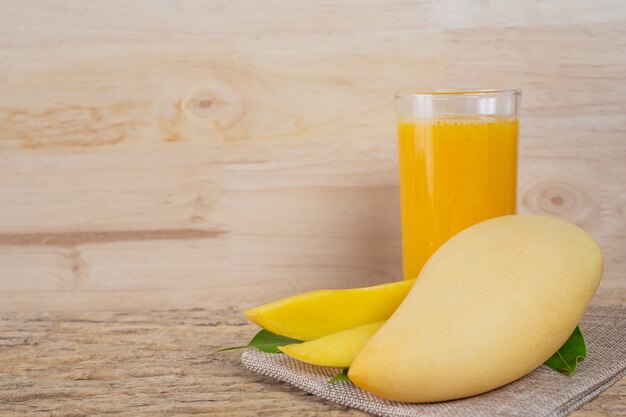 Jugo de mango en la mesa del piso de madera.