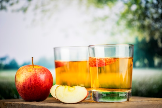 Jugo de manzana fresca cerca de tiro